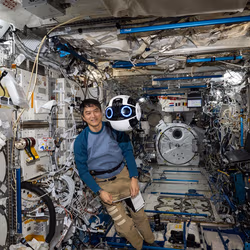 News image: Crew Videotapes, Photographs Station Activities and Hardware for Training and Inspection